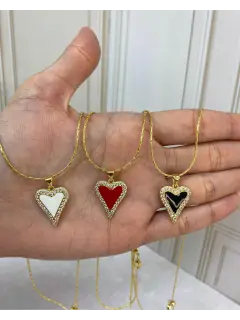 Collar de dijes de corazón con bordes dorados - Colores Blanco, rojo y negro. Al mayor